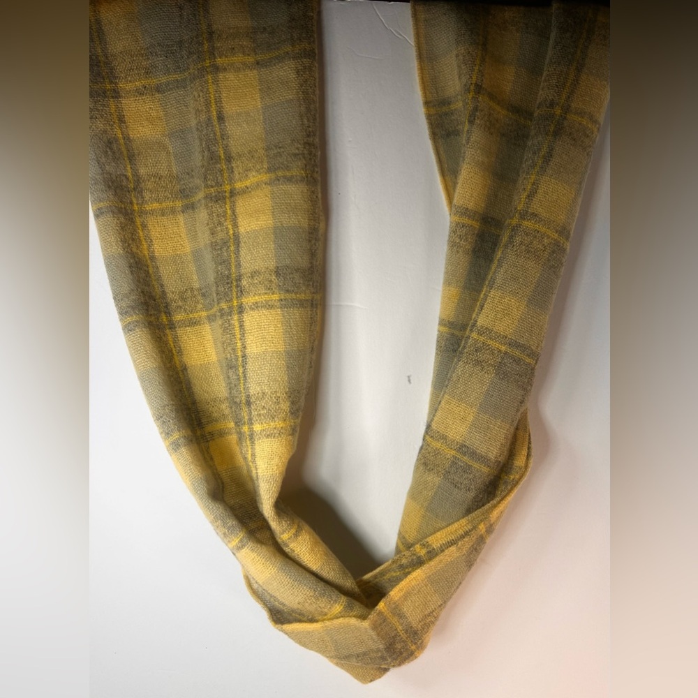 Baar & Beards Scarf. Hand knotted, Fringe Stole. Made if Wool. Small Snag, See..